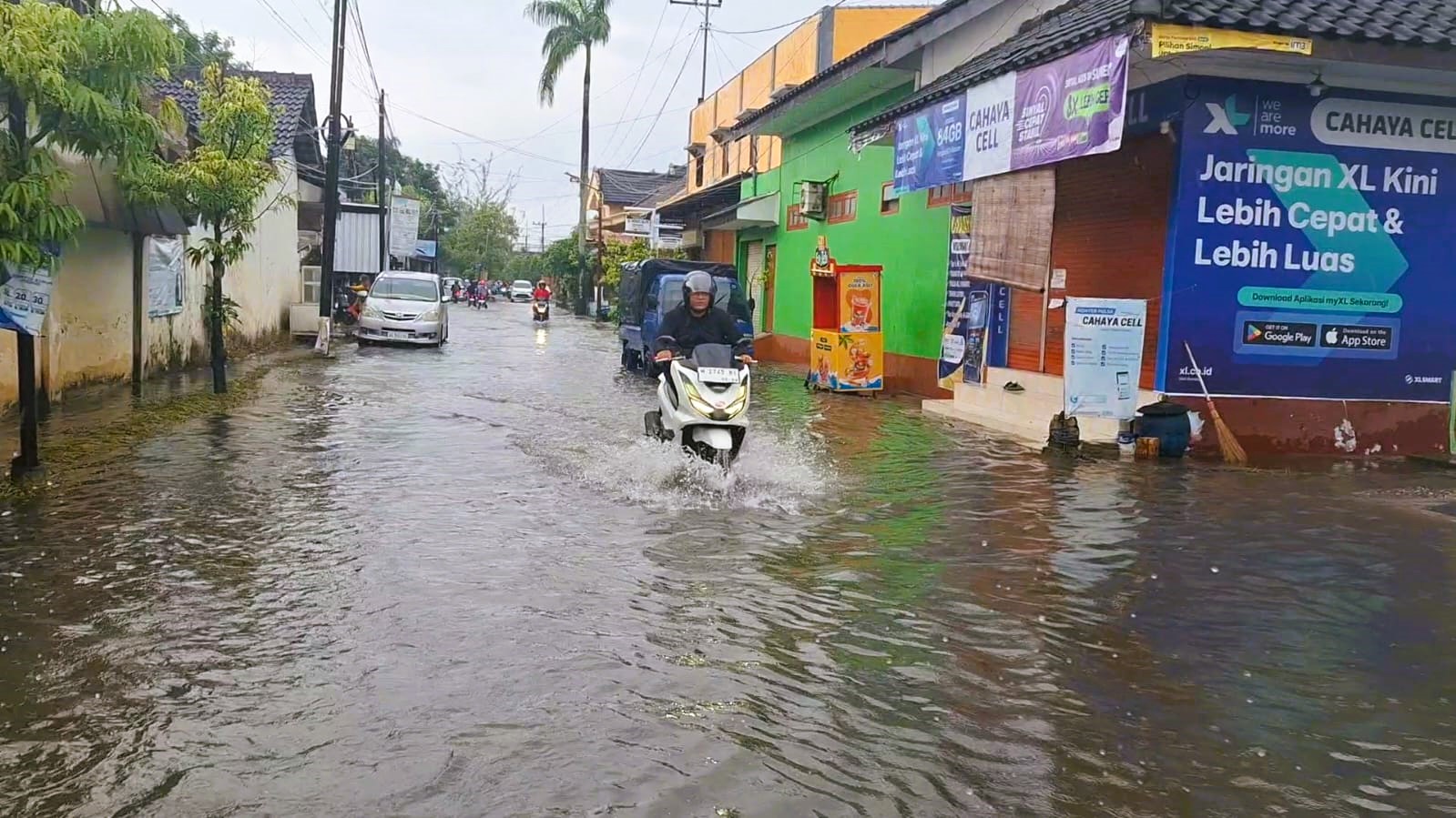 DITEROBOS: Pengendara melintasi genangan air di Jalan Sultan Abdurrahman, Desa Kolor, Kecamatan Kota Sumenep, Kamis (20/11).