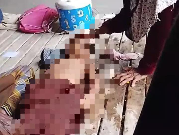 TEWAS: Korban NN diduga meninggal karena tersengat arus listrik saat mengecas HP, Kamis (11/12) di rumahnya.