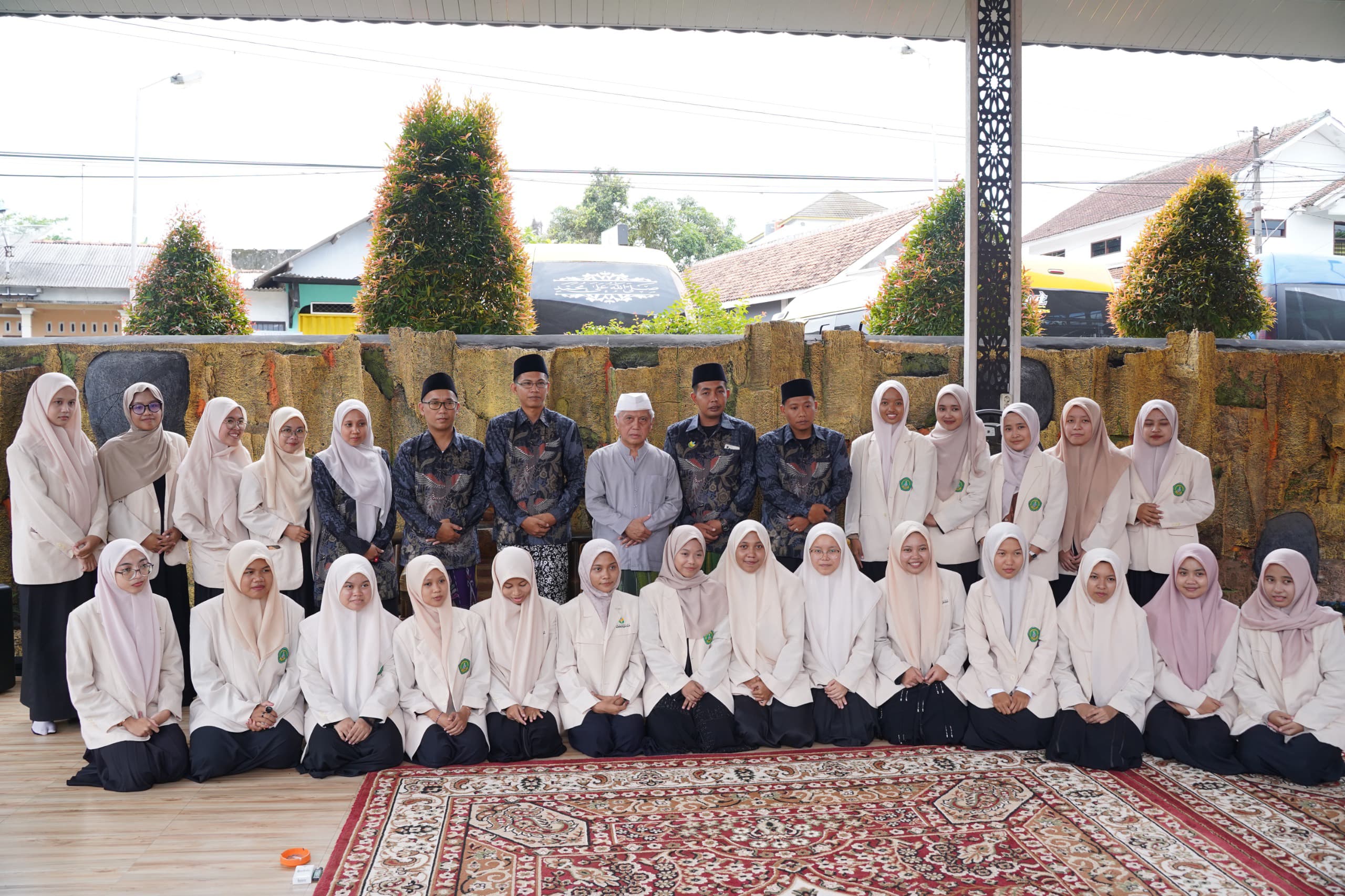 EDUKASI: Mahasiswa Program Studi Tasawuf dan Psikoterapi Universitas Annuqayah Guluk-Guluk, Sumenep, menjalani kunjungan akademik ke Pondok Pesantren An-Nawawi, Purworejo, Selasa (2/12).