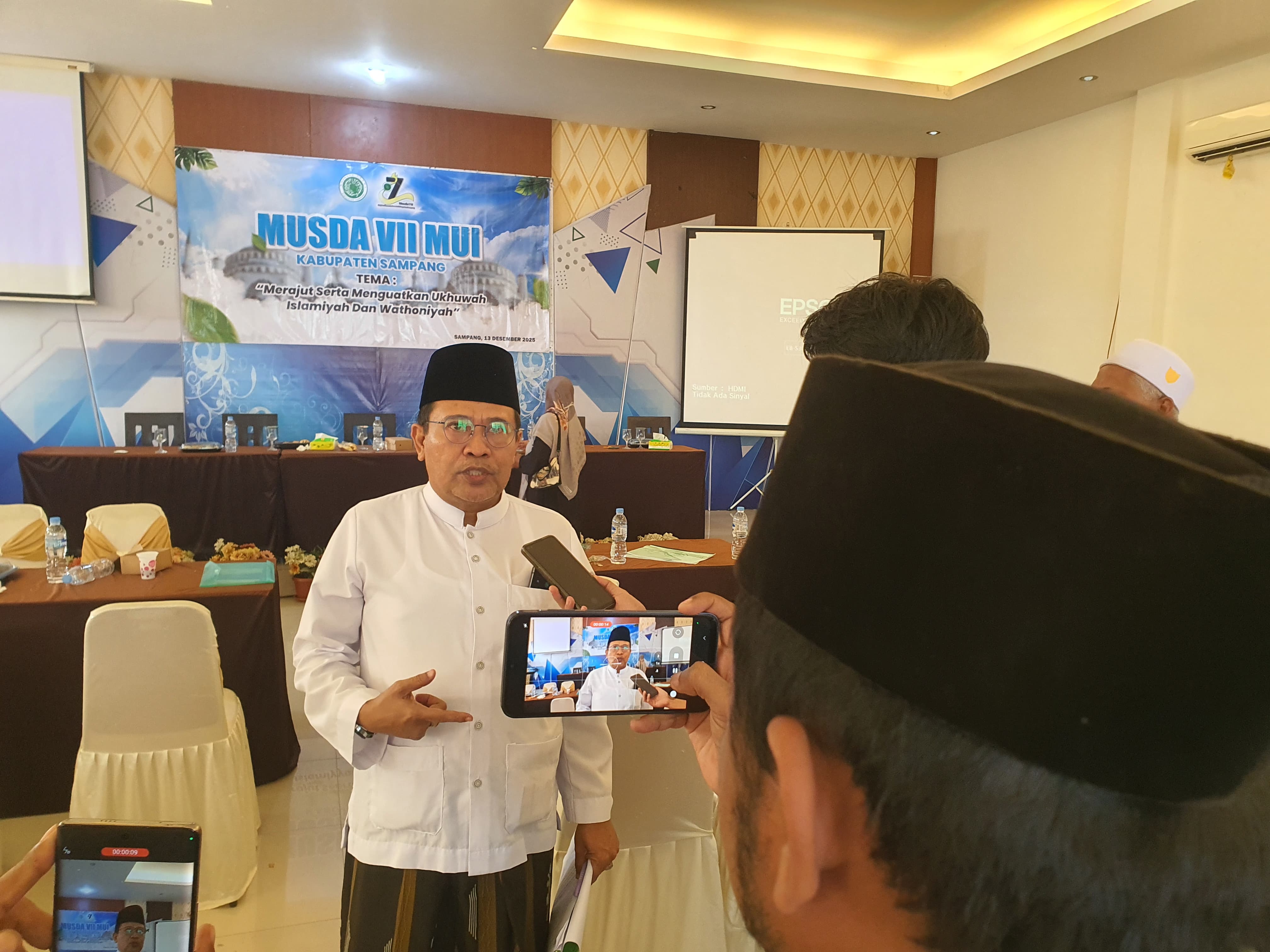 BERI KETERANGAN: Ketua MUI Sampang terpilih KH Itqon Bushiri saat diwawancara sejumlah media di Hotel Bahagia, Sabtu (13/12).