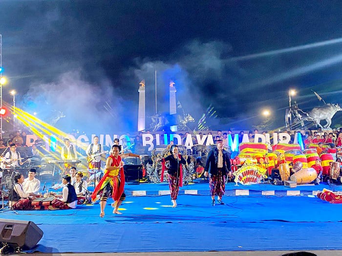 MEMUKAU: Penampilan Panggung Budaya Madura di Alun-Alun Trunojoyo Sampang, Jumat (12/12). (AYU LATIFAH/JPRM)