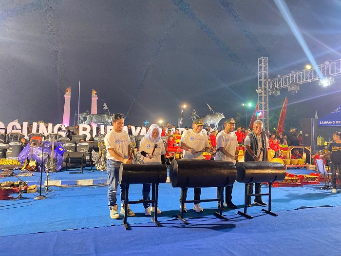 SIMBOLIS: Bupati Slamet Junaidi didampingi Wabup Ahmad Mahfudz disusul Direktur Perumdam Trunojoyo Sampang Amin Arif Tirtana saat launching logo Perumdam Trunojoyo, Jumat (12/12).&nbsp;(AYU LATIFAH/JPRM)