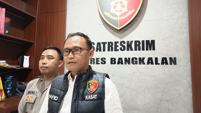 BERI KETERANGAN: Kasatreskrim Polres Bangkalan AKP Hafid Dian Maulidi didampingi Kasihumas Ipda Agung Intama saat ditemui di ruang kerjanya, Kamis (11/12). (ZEINAL ABIDIN/JPRM)