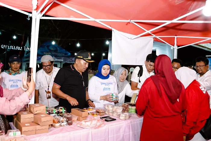 ABDI NEGARA: Bupati Slamet Junaidi didampingi Ketua TP PKK Sampang Selviana Slamet Junaidi membeli produk UMKM di sela-sela Festival Juko&rsquo; Tono di Pantai Lon Malang, Sabtu (13/12).