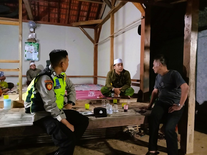 PEDULI: Kapolsek Torjun AKP Iwan Kusdiyanto mendatangi rumah korban di Desa Patapan, Kecamatan Torjun, Sampang, Sabtu (13/12) malam. (HUMAS POLRES SAMPANG UNTUK JPRM)