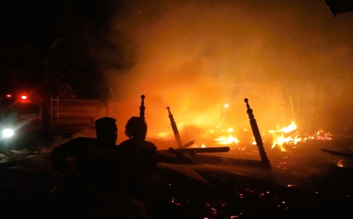 HANGUS: Petugas saat berusaha memadamkan kobaran api di Desa Dulang, Kecamatan Torjun, Sampang, Minggu (14/12). (DAMKAR UNTUK JPRM)