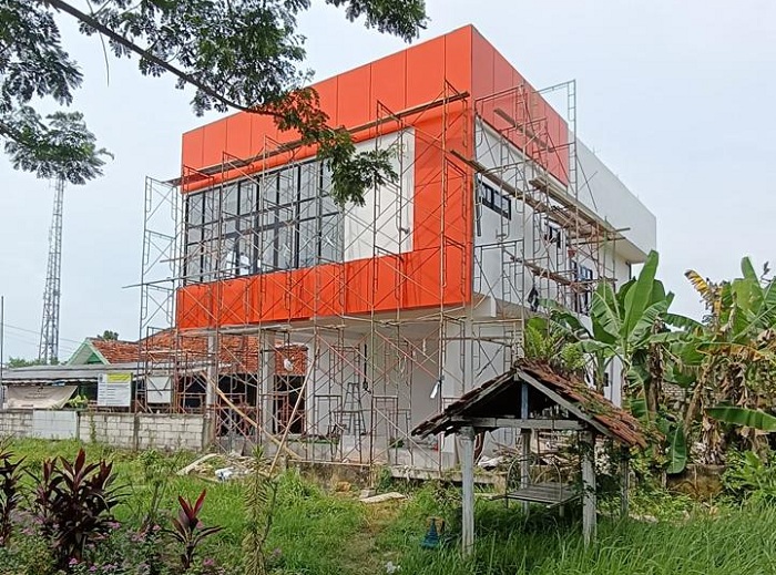 BELUM TUNTAS: Scaffolding proyek pembangunan Puskesmas Burneh masih terpasang Minggu (14/12). (ABD. WAHID/JPRM)