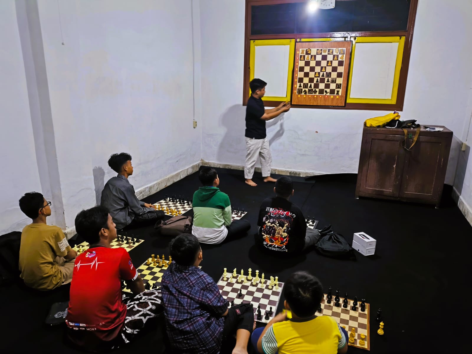 KONSENTRASI: Peserta sekolah catur Pamekasan mengikuti pembinaan di Desa Bugih, Kecamatan Kota Pamekasan, Jumat (12/12).