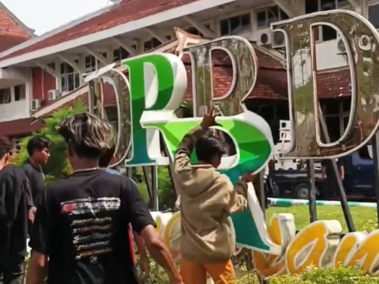 ANARKI: Sejumlah pedemo merusak neon box DPRD Pamekasan, Selasa (9/12).