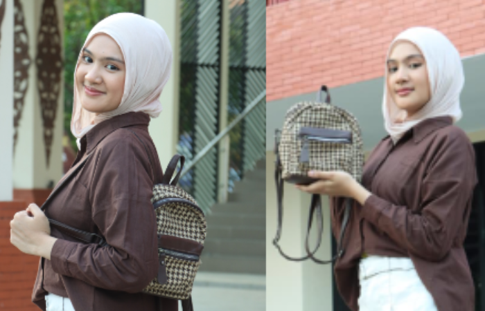 PRAKTIS: Putri menunjukkan tas ransel kecil bermotif kotak.