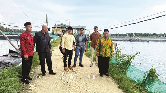 AMIS: Pansus Tambak Udang DPRD Sumenep saat melakukan sidak di Desa Pekandangan Tengah, Kecamatan Bluto, Jumat (12/12). (DPRD UNTUK JPRM)