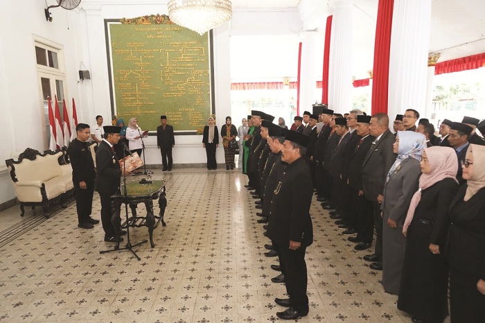 SAKRAL: Bupati Bangkalan Lukman Hakim melantik pejabat eselon II di Pendopo Agung, Rabu (20/8). (PROKOPIM UNTUK JPRM)