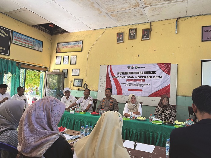 BARU DIBENTUK: Perwakilan Diskop Umdag Bangkalan saat menghadiri acara pembentukan KMP di Desa Lajing, Kecamatan Arosbaya, Rabu (23/7). (ZEINAL ABIDIN/JPRM)