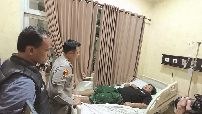 KORBAN PEMBACOKAN: Kapolres AKBP Hendro Sukmono saat menjenguk Aipda Hairul Mufid, korban penganiayaan pelaku curwan di RSUD Syamrabu Bangkalan, Sabtu (13/12). (ZEINAL ABIDIN/JPRM)