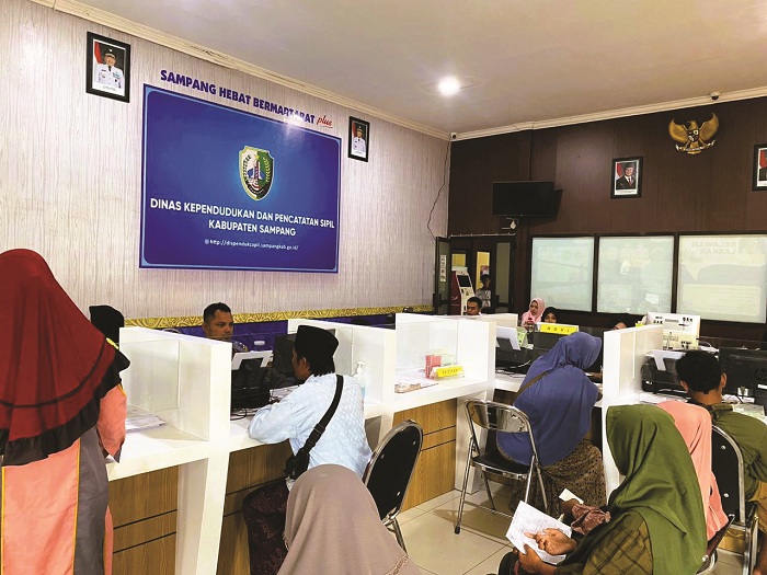 PELAYANAN: Masyarakat antre di kantor Disdukcapil Sampang Senin (8/12). (AYU LATIFAH/JPRM)