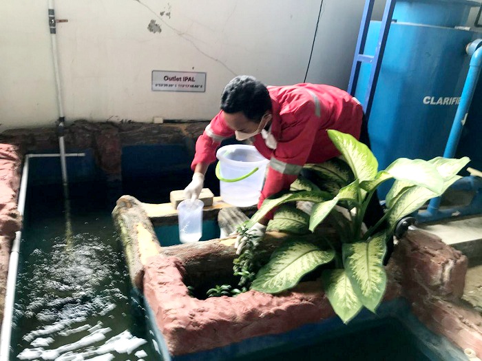 LINGKUNGAN: Petugas saat mengambil sampel air limbah di Puskesmas Ketapang, Sampang, Kamis (4/12). (DLH PERKIM UNTUK JPRM)