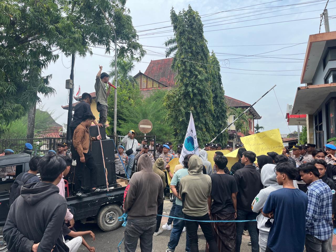 TURUN LANGSUNG: Massa aksi dari IMKS bersama korban dan kerabatnya melakukan aksi di depan kantor Pengadilan Negeri Sumenep Selasa (9/12).