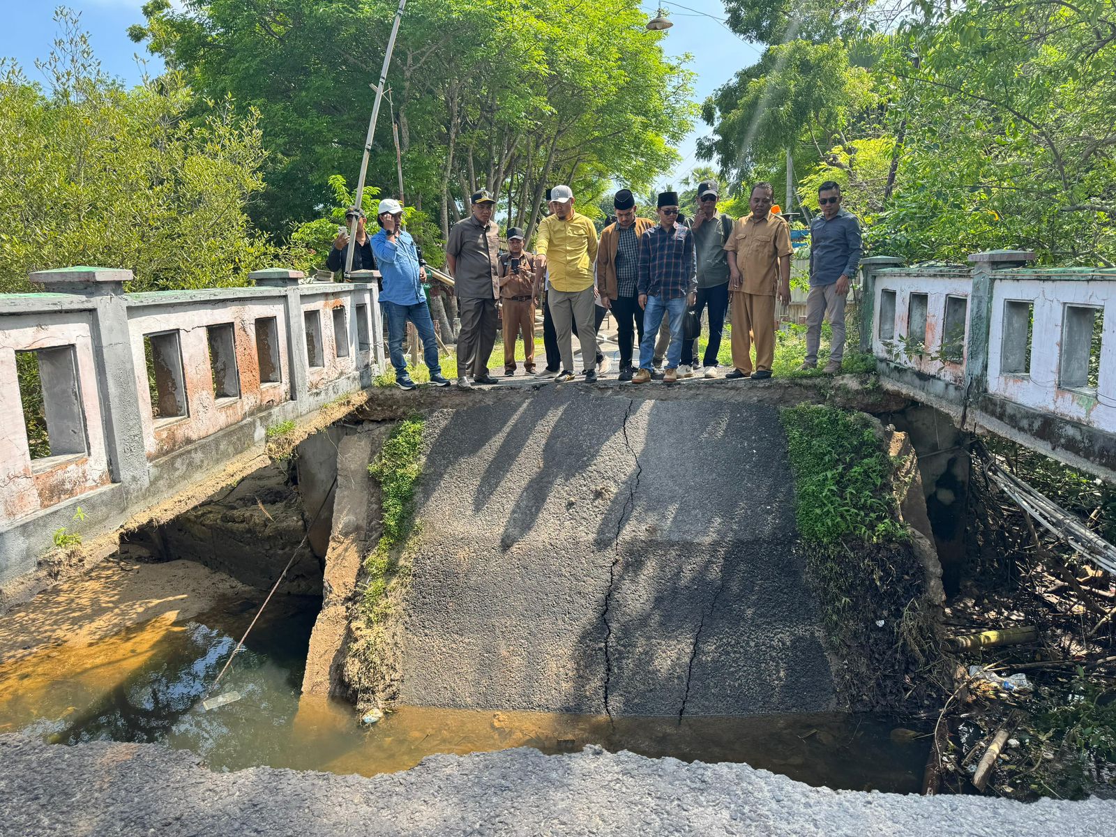 MEMPRIHATINKAN: Komisi III DPRD Sumenep saat melakukan sidak ke lokasi jembatan ambruk di Desa Bringsang, Kecamatan Gili Genting, Senin (8/12).