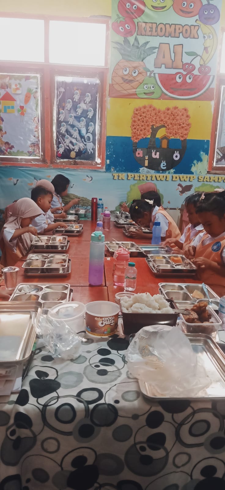 CERIA: Siswa TK Pertiwi Jln Trunojoyo Sampang makan bersama di dalam kelas.