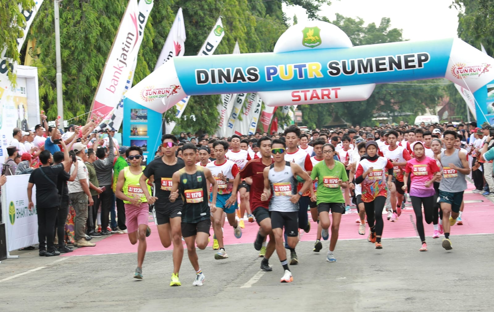SERENTAK: Ribuan peserta Sun Run 2025 saat diberangkatkan dari garis start di depan kantor Dinas PUTR Sumenep, Minggu (14/12).