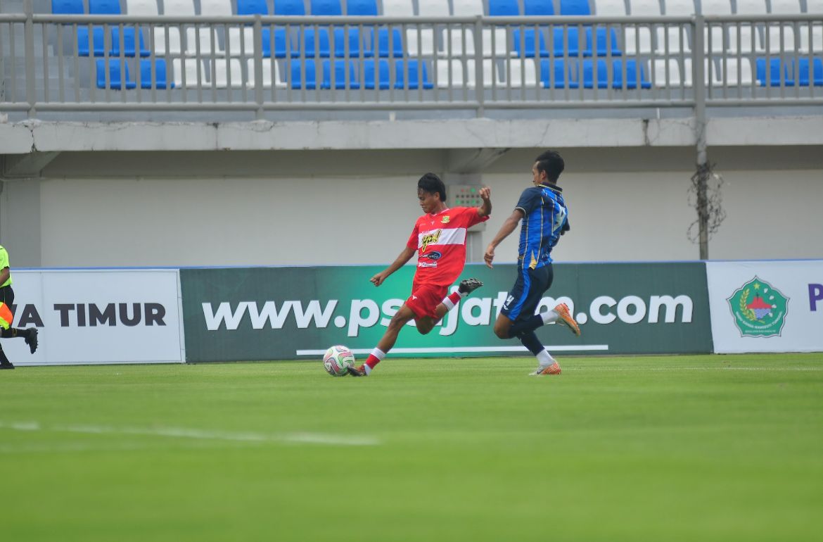 SENGIT: Pemain Perssu MC (jersei merah) berusaha mengoper bola ke rekannya saat menghadapi Unesa FC di SGMRP Pamekasan, Sabtu (13/12).