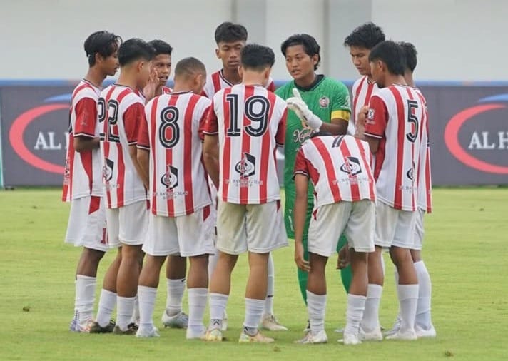 KOMPAK: Pemain Persepam berkumpul di sela-sela waktu pertandingan melawan Banteng Jatim FC di SGMRP Pamekasan, Sabtu (13/12).