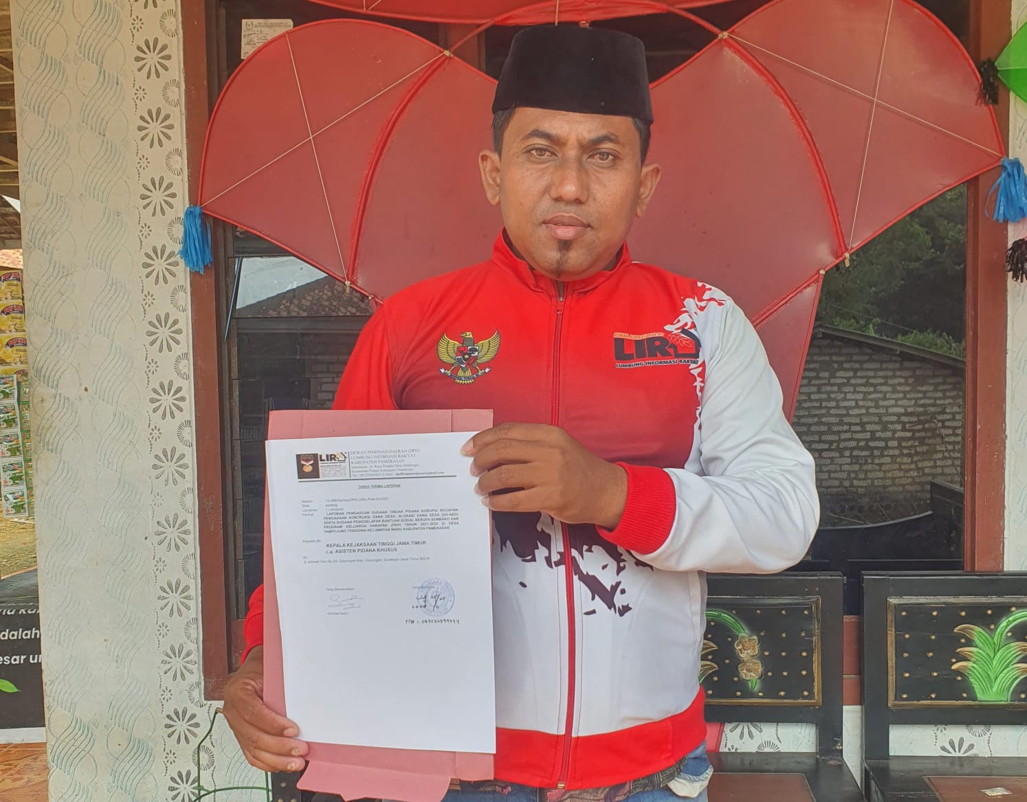 BERI PENJELASAN: Pelapor Achmad Salim memberikan keterangan di rumahnya di Kecamatan Waru