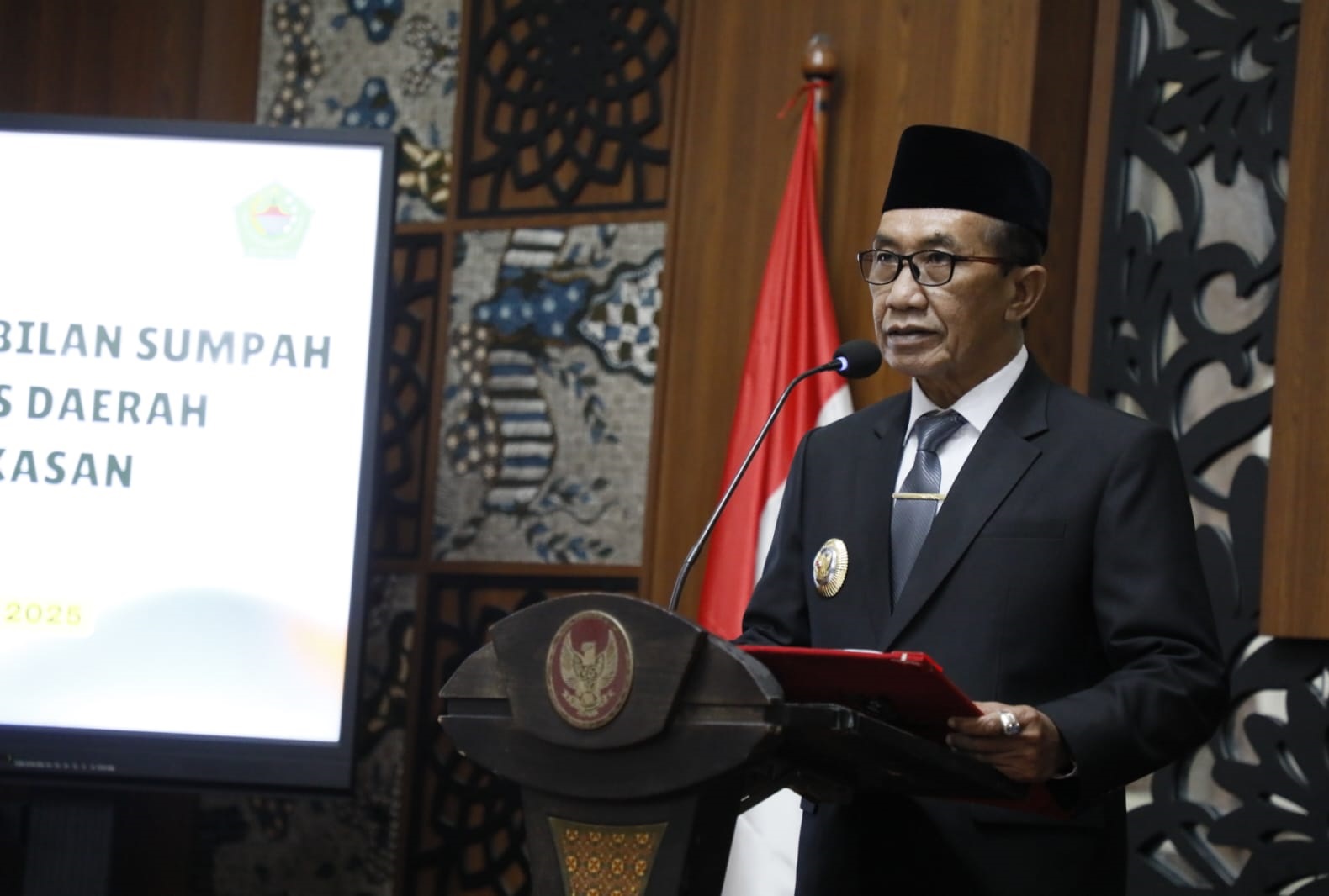 KOMITMEN: Bupati Pamekasan saat menyampaikan sambutan di hadapan para camat pada pelantikan Pj Sekkab di Peringgitan Dalam Pendopo Ronggosukowati, Kamis (11/12).