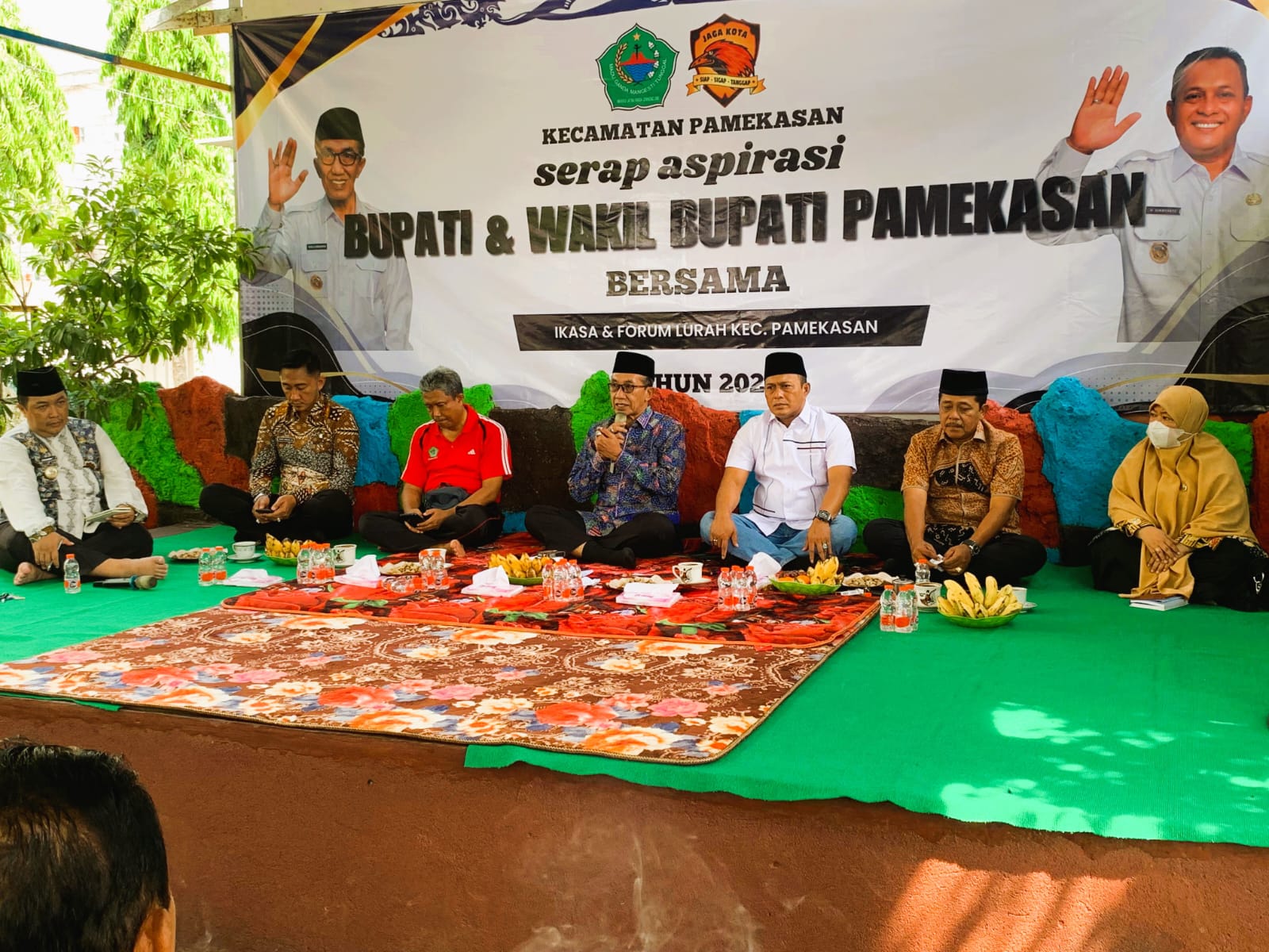 PERKUAT SINERGI: Bupati Pamekasan KH Kholilurrahman bersama Wabup Sukriyanto melakukan serap aspirasi kepala desa/lurah di Kecamatan Kota Pamekasan, Jumat (12/12).