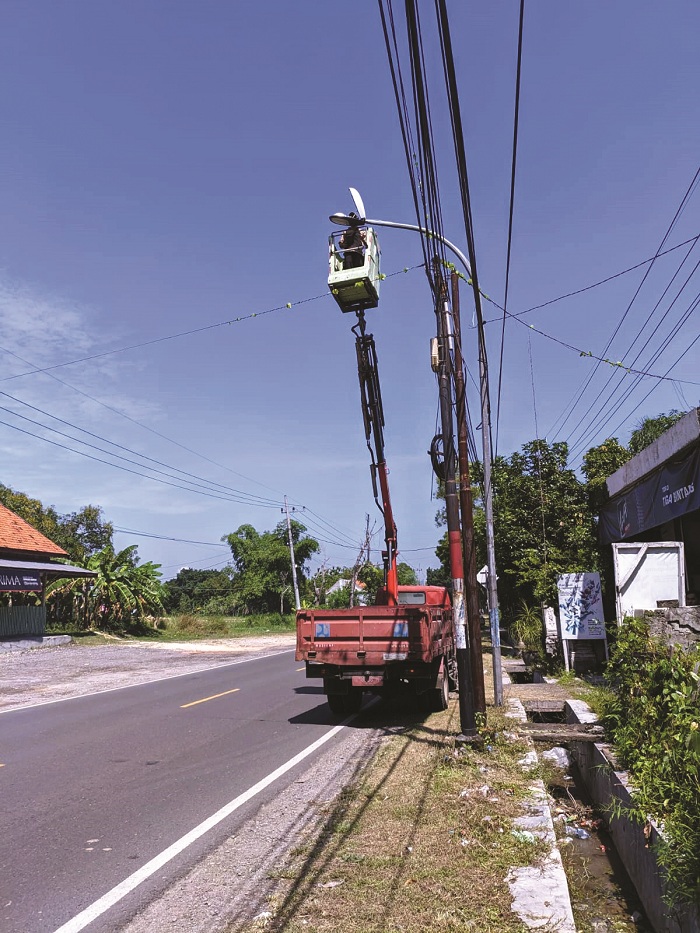 GERAK CEPAT: Petugas Dishub Sampang melakukan pemeliharaan PJU di ruas Jalan Raya Torjun dan Jalan Jamaluddin, Sampang, Jumat (5/12).(DISHUB SAMPANG UNTUK JPRM)