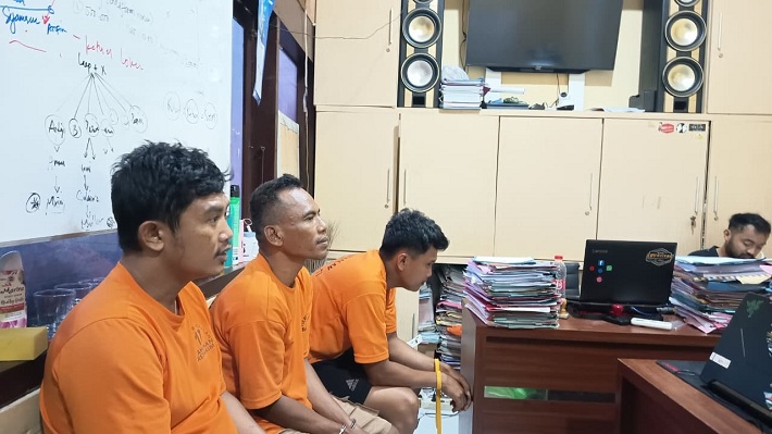 PASRAH: Dari kiri, tersangka Mohamamd Romli, Muafi, Abd. Hamid, diperiksa di ruangan penyidik Satreskrim Polres Bangkalan Selasa (16/12). (ZEINAL ABIDIN/JPRM)