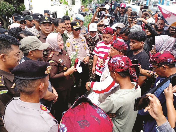 TURUN JALAN: Massa aksi ormas GAIB Perjuangan saat melakukan aksi demonstrasi di depan kantor Kejari Sampang Selasa&nbsp;(16/12). (UBAIDILLAHIR RAIE/JPRM)