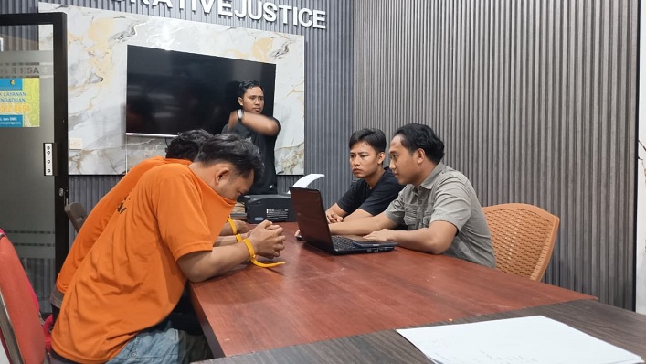 TERTUNDUK MALU: Jainal Arifin dan Reza Aditiya Putra, tersangka curanmor dibawa ke ruang Penyidik Satreskrim Polres Bangkalan Selasa (16/12). (ZEINAL ABIDIN/JPRM)