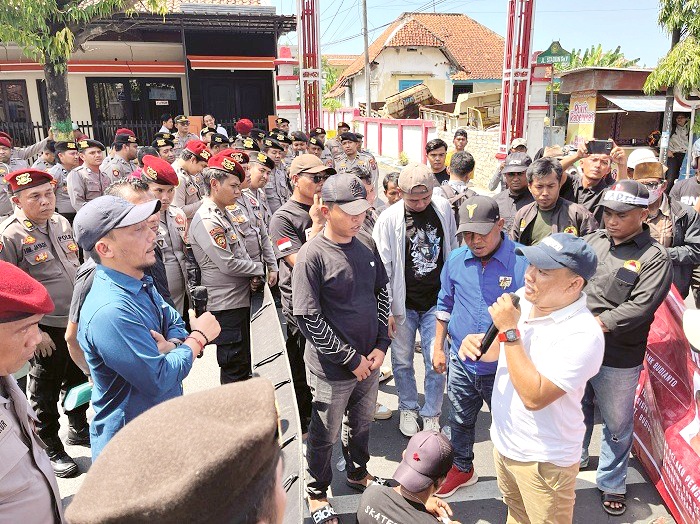 PROTES: Aktivis dan nelayan Desa Tanjung menggelar aksi ke Polres Pamekasan, Jumat (2/5). (DOK JPRM)