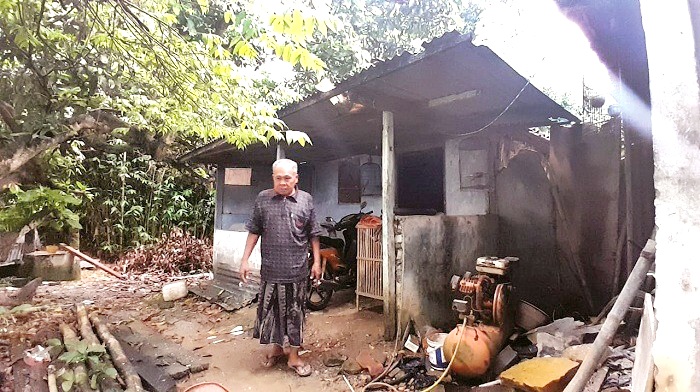 TIDAK LAYAK HUNI: Untung, warga Kelurahan Gladak Anyar, Kecamatan Pamekasan, beraktivitas di halaman rumahnya Senin (15/12). (M. KHOLIL RAMLI/JPRM)