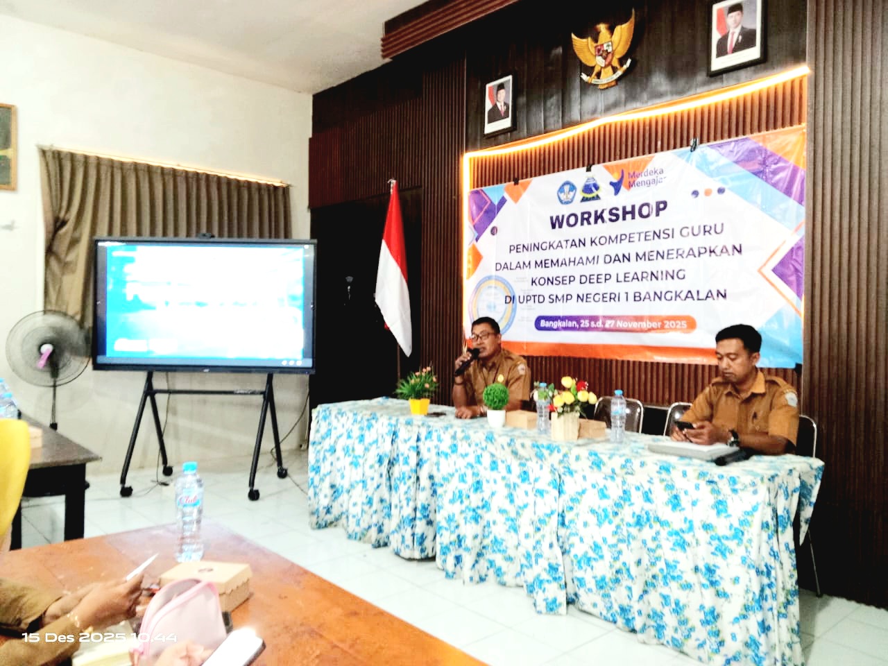 Kepala SMPN 1 Bangkalan Hermanto (pegang mikrofon) membuka pelaksanaan workshop, Senin (15/12). (UPTD SMPN 1 BANGKALAN UNTUK JPRM)