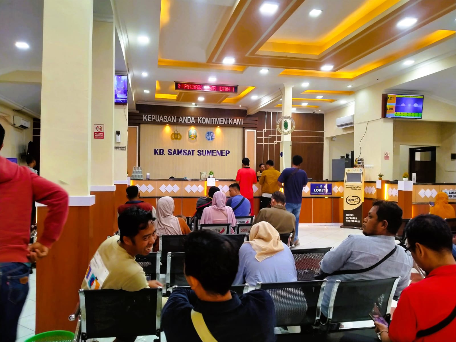 ANTRE: Masyarakat membayar pajak di kantor Samsat Sumenep, Senin (24/11).