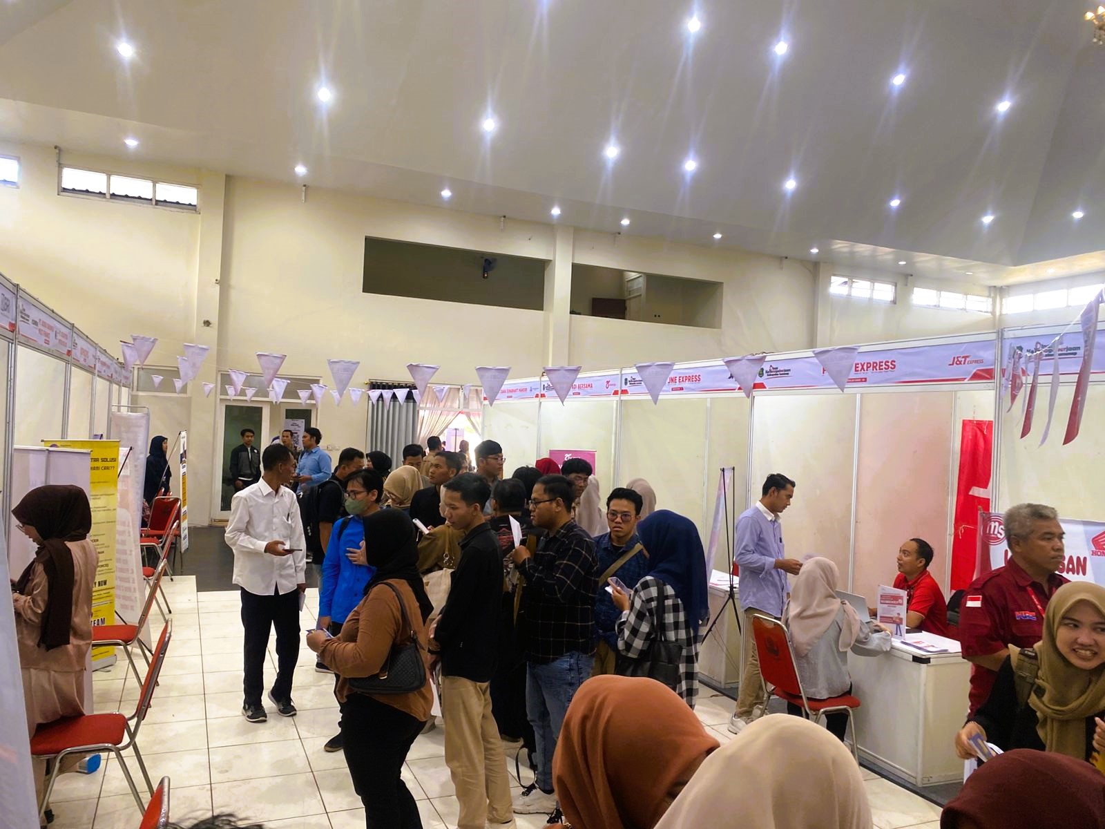 RAMAI: Ratusan masyarakat saat mengikuti kegiatan job fair di Gedung Korpri Sumenep, Rabu (17/9).
