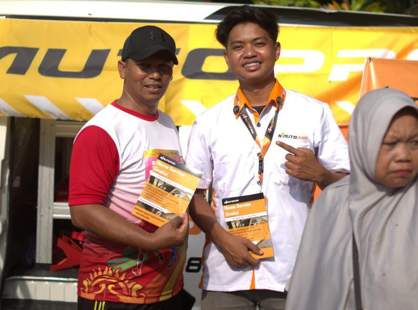 PROGRES: N1 Autopro saat melakukan promosi di Pasar Minggu di areal Taman Bunga Pottre Koneng Sumenep, Minggu (14/12).