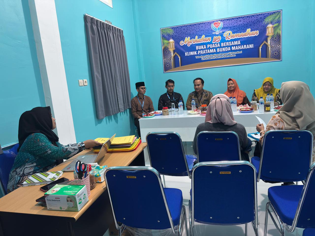 PENDATAAN: Petugas saat melakukan pendampingan di salah satu pelaku usaha di Kecamatan Tambelangan beberapa waktu lalu.