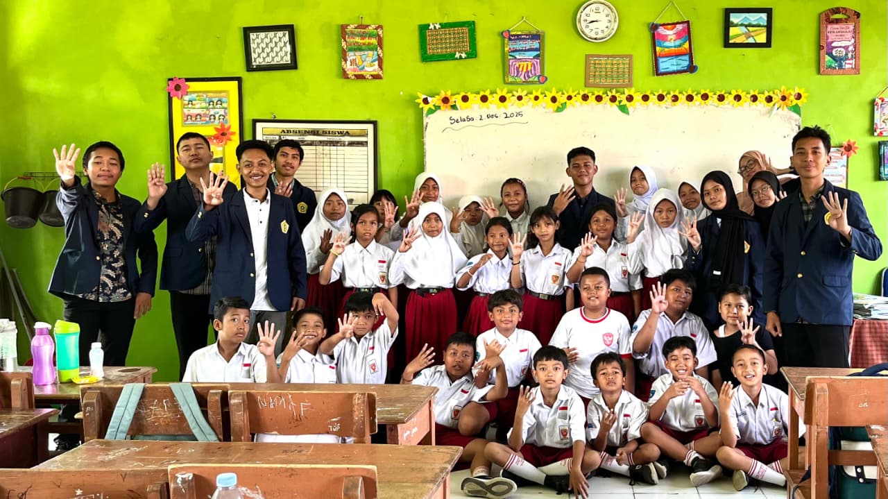 PEDULI: Mahasiswa Prodi TI UTM berfoto bersama siswa usai melakukan sosialisasi pada Selasa (2/12).