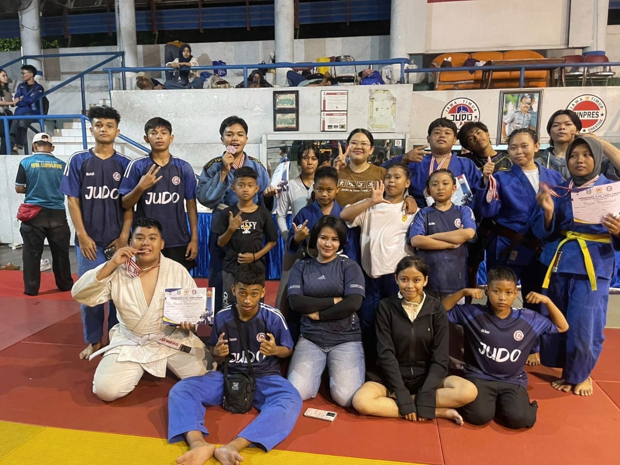 MEMBANGGAKAN: Sejumlah atlet PJSI Sumenep berfoto betsama usai mengikuti kejurprov di GOR PJSI Surabaya Minggu (14/12).