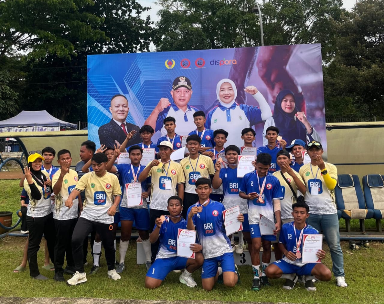 CATATAN POSITIF: Tim rugbi Pamekasan berfoto bersama usai mengikuti kompetisi di Stadion Kanjuruhan Malang, Sabtu (13/12).
