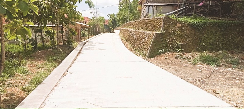 DIKERJAKAN BERTAHAP: Masyarakat bisa menikmati ruas jalan Gunung Eleh&ndash;Batuporo Timur yang diperbaiki DPUPR Sampang. (DPUPR UNTUK JPRM)