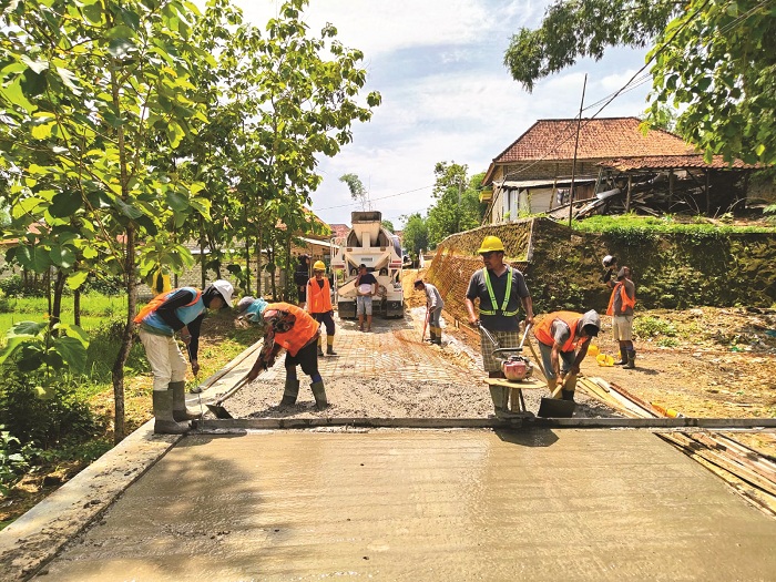 SEMANGAT: Pekerja sedang mengerjakan konstruksi ruas jalan Gunung Eleh&ndash;Batuporo Timur. (DPUPR UNTUK JPRM)
