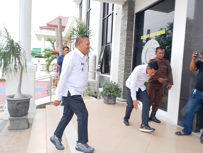 KOOPERATIF: Bupati Sampang Slamet Junaidi menghadiri panggilan penyidik Kejari Sampang terkait kasus dugaan penggelapan pajak di RSMZ Sampang Selasa (16/12). (UBAIDILLAHIR RAIE/JPRM)