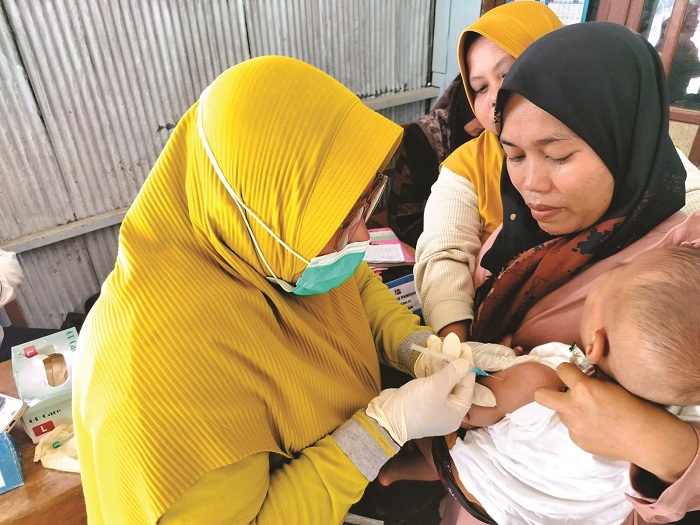 PENCEGAHAN: Petugas memberikan imunisasi campak kepada anak beberapa waktu lalu. (DINKES UNTUK JPRM)