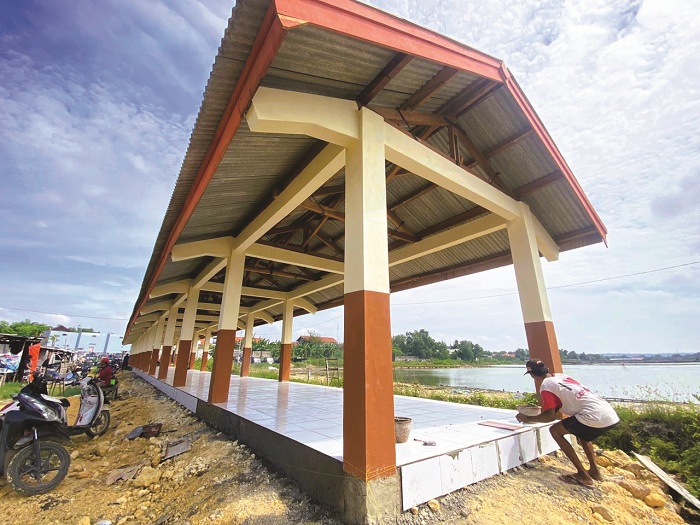 INFRASTRUKTUR: Pekerja saat menyelesaikan pembangunan los di Pasar Aeng Sereh, Sampang, Kamis (11/12). (AYU LATIFAH/JPRM)