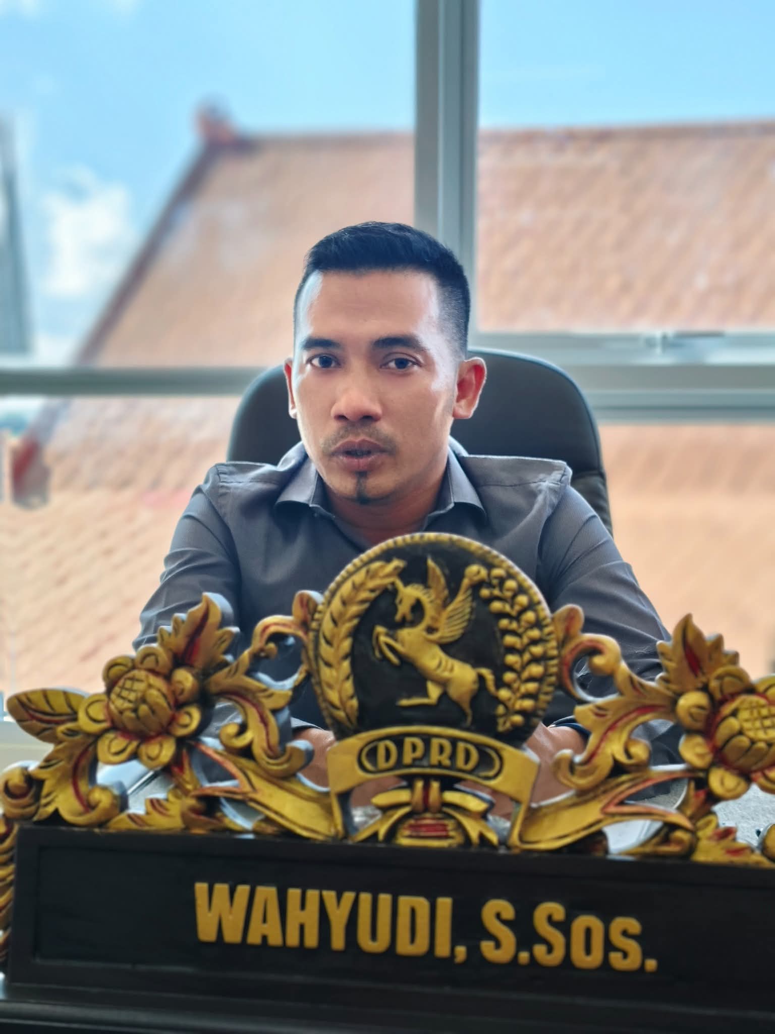 TEGAS: Wakil Ketua Komisi III DPRD Sumenep Wahyudi saat mengikuti rapat di kantor setempat.