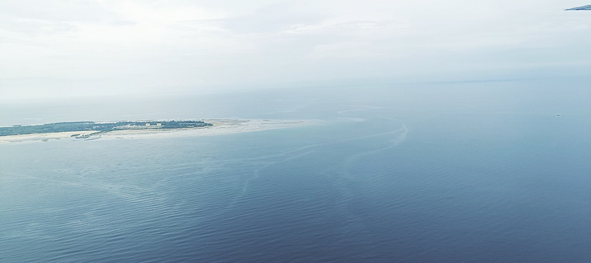 MELIMPAH: Pulau Pagerungan Besar, Kecamatan Sapeken, Sumenep, terlihat dari udara, Selasa (9/12). (LUKMAN HAKIM AG./JPRM)